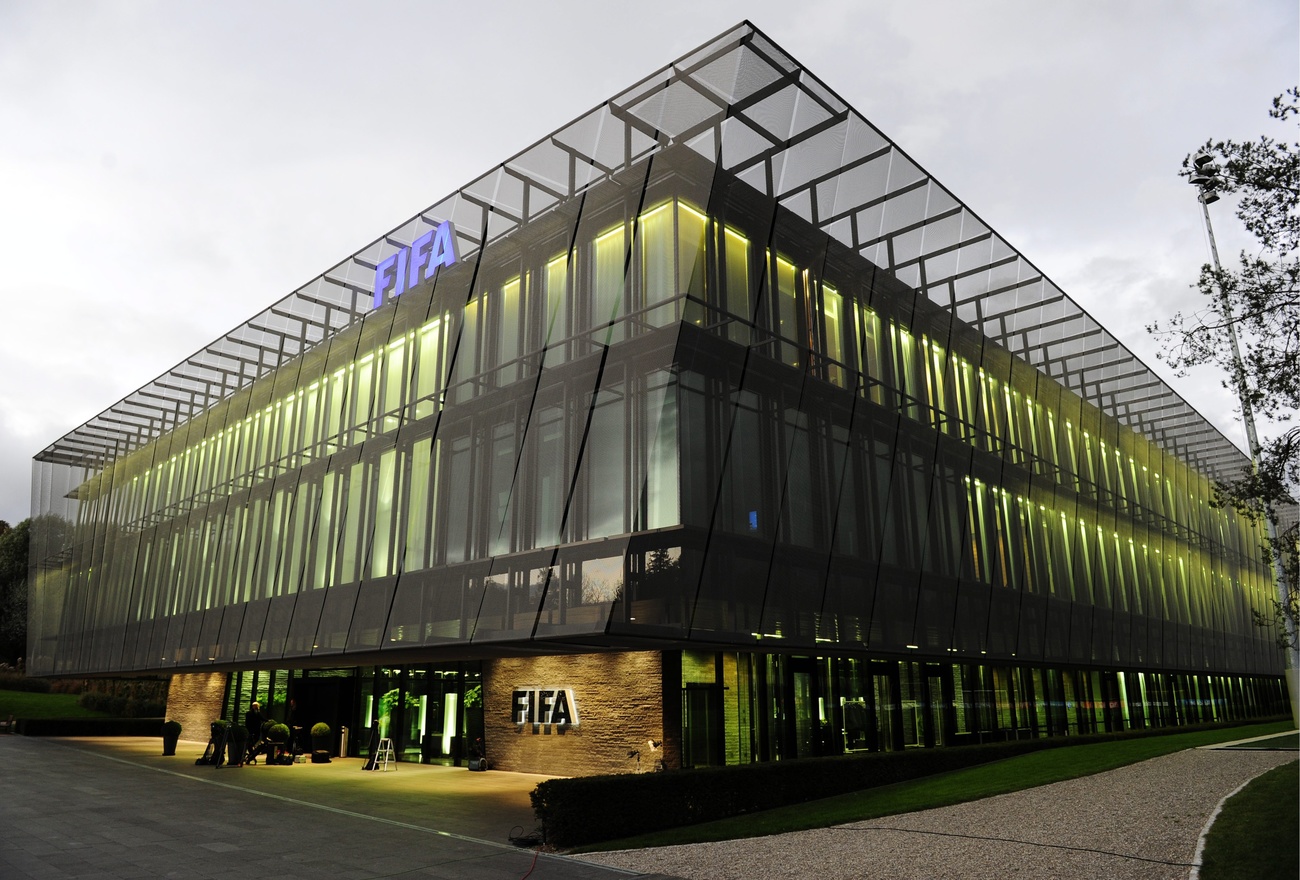 Der FIFA-Hauptsitz beim Eindunkeln, aufgenommen am Mittwoch, 20. Oktober 2010, in Zuerich. Der Weltfussballverband FIFA hat bei der internen Ethikkommission ein Verfahren gegen zwei Mitglieder seines Exekutivkomitees eingeleitet. Fifa-Vizepraesident Reynald Temarii und Fifa-Vorstandsmitglied Amos Adamu werden beschuldigt, bestechlich zu sein. (KEYSTONE/Steffen Schmidt)

The Headquarters of the International Football Association FIFA in Zurich, Switzerland, on Wednesday, October 20, 2010. FIFA's ethics court began hearing corruption allegations on Wednesday against executive committee members Amos Adamu and Reynald Temarii, and at least two countries bidding to host the 2018 and 2022 World Cups. (KEYSTONE/Steffen Schmidt)